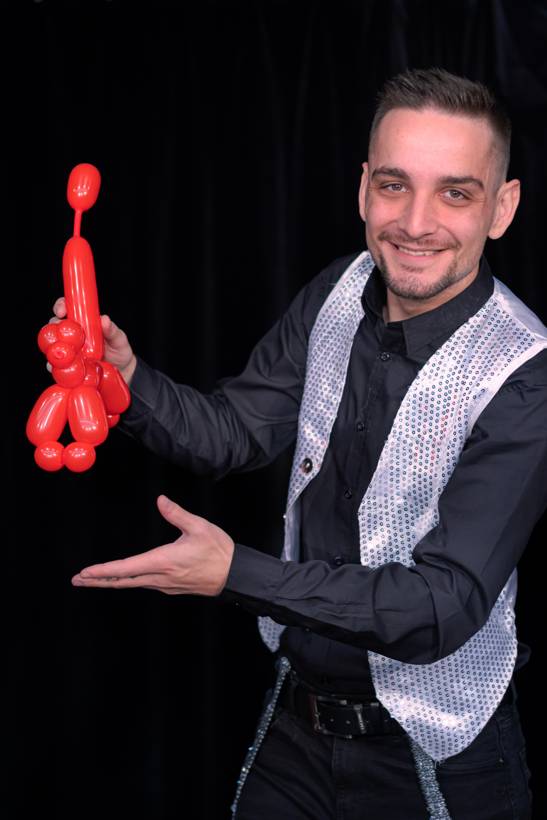 Robin s červeným balónkovým pudlem