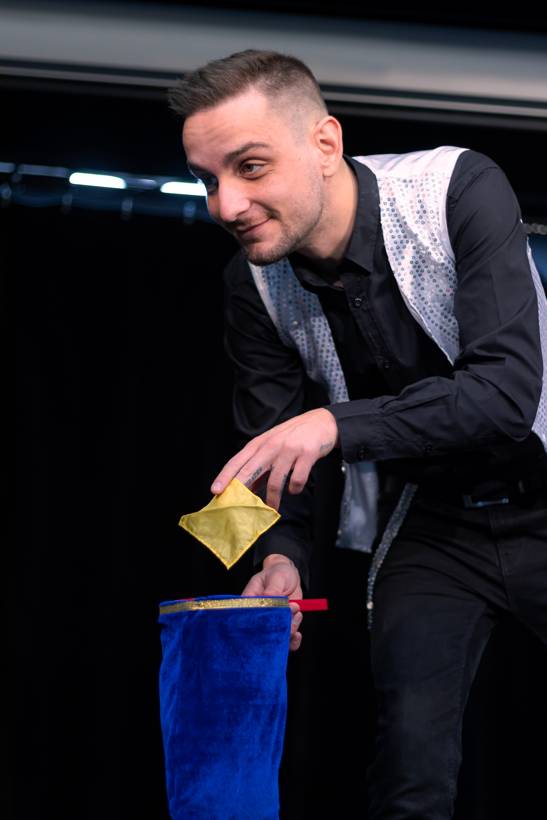 Kouzelnický trik s barevnými šátky
