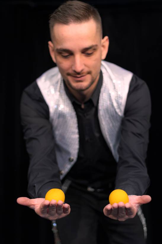 Kouzelnický trik s míčky
