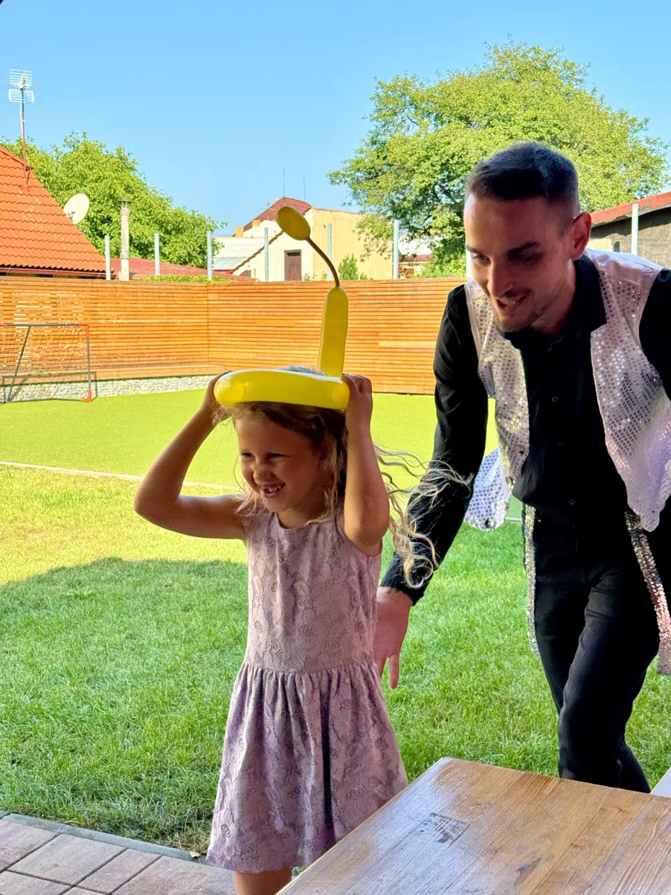 Robin předává oslavenkyni balónkový klobouk